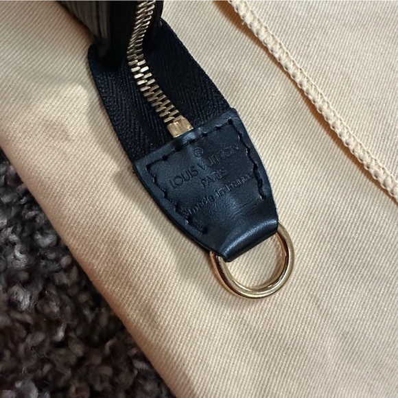 Authentic Louis Vuitton Pochette Accessories Epi Leather - Picture 5 of 16